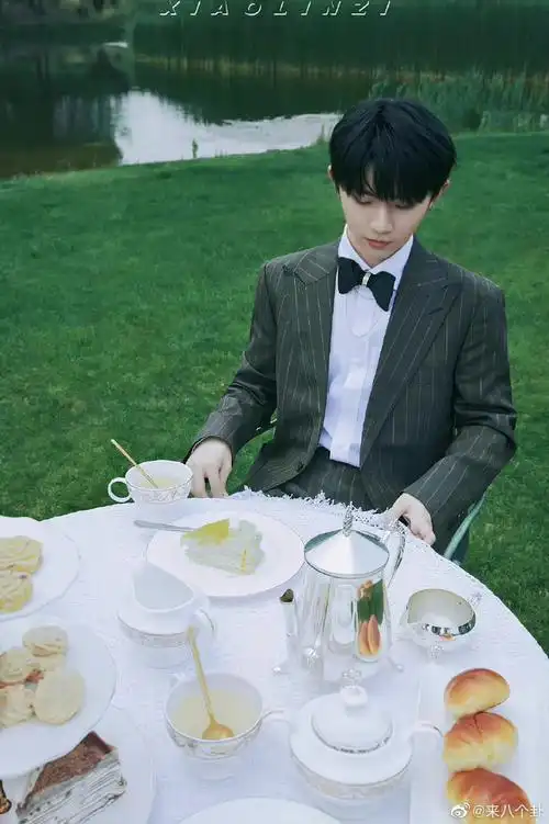 马嘉祺黑色西装随拍##马嘉祺黑色西装三宫格随拍