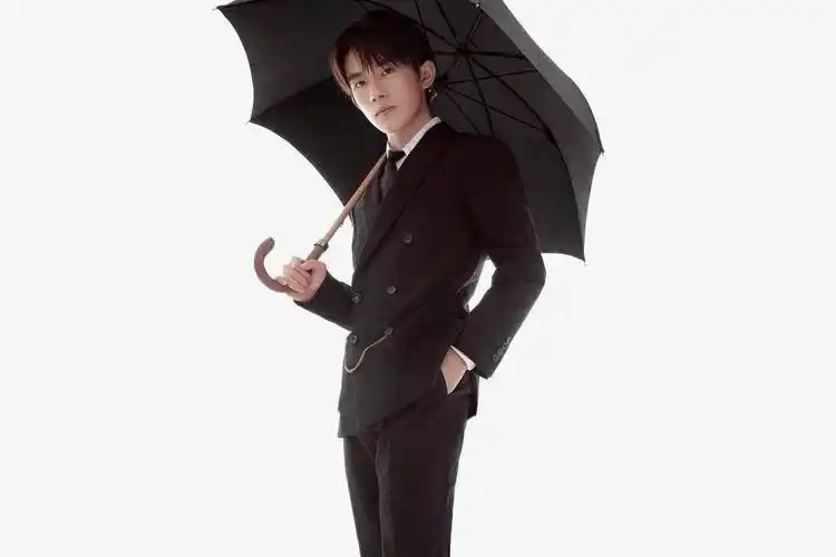 纯白色背景易烊千玺黑色修身西装照高清壁纸