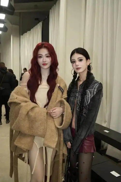 周芯竹喻言巴黎秀场合照##周芯竹朋克女孩看秀造型