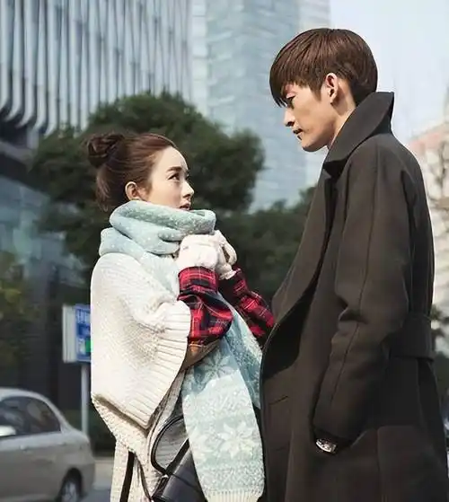 毕业于中心戏剧学院之后,凭借《一起来看流星雨》系列作品出道,张翰