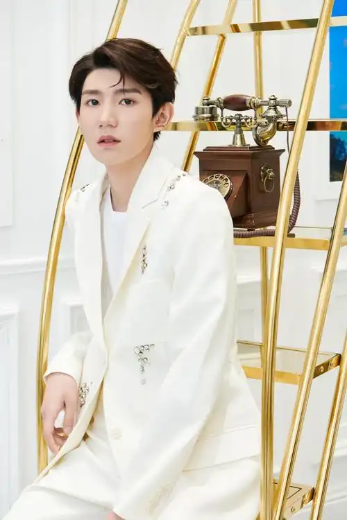 王源白色西装帅气写真