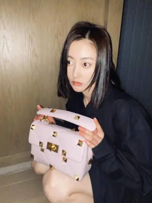 张天爱分享清爽短发造型 新角色引期待