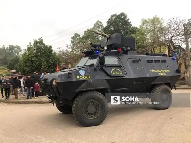 越南特警装甲车鱼龙混杂 车牌很有中国特色
