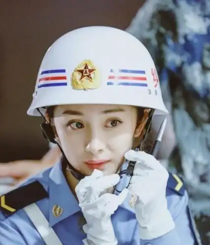 原创34岁杨幂穿上军装那刻身材也太好了