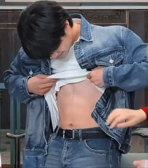 刘耀文与张一山秀腹肌惹争议,导演吴彤被"围攻",操作让人迷惑|沙溢