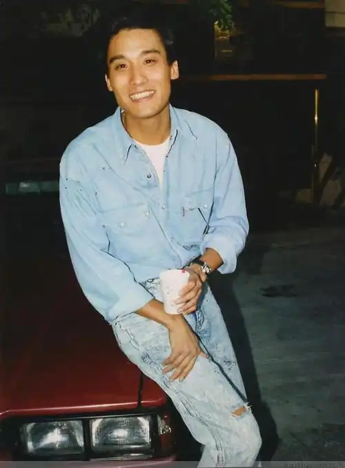 1983年梁家辉在故宫留下了一辆自行车38年过去车子还在