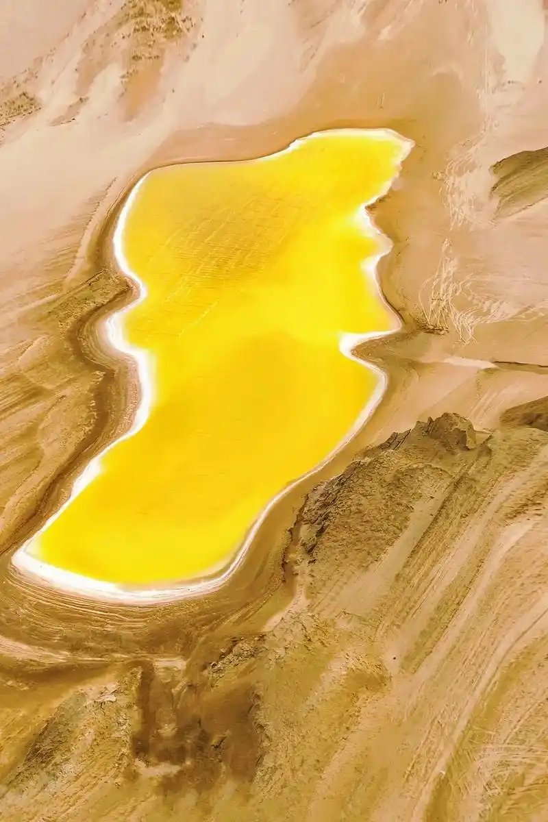 这里是地理课本里的大西北俄博梁硫磺湖.