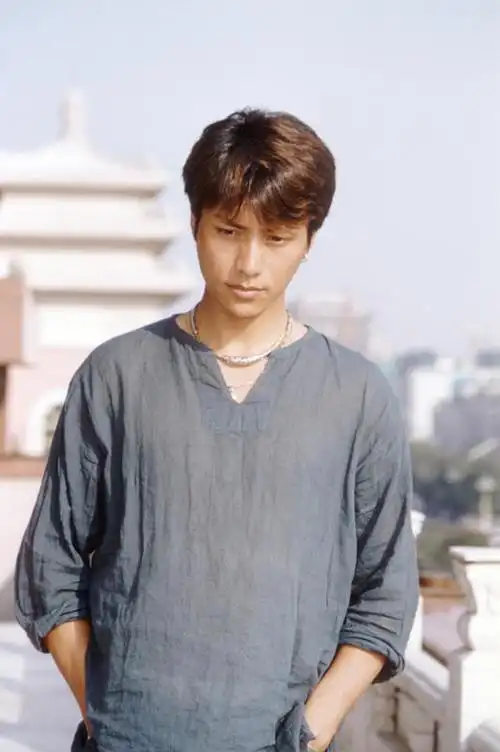 老照片:陈坤20年前照片,戴耳环项链帅气十足