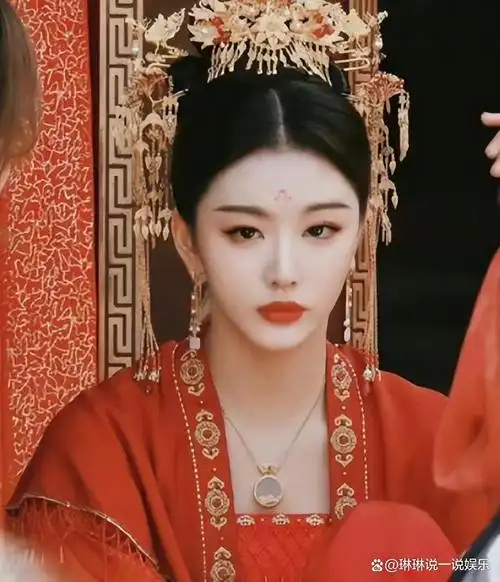 被《墨雨云间》孔雪儿惊艳了,好身材遮不住,红肚兜吊带装太吸睛