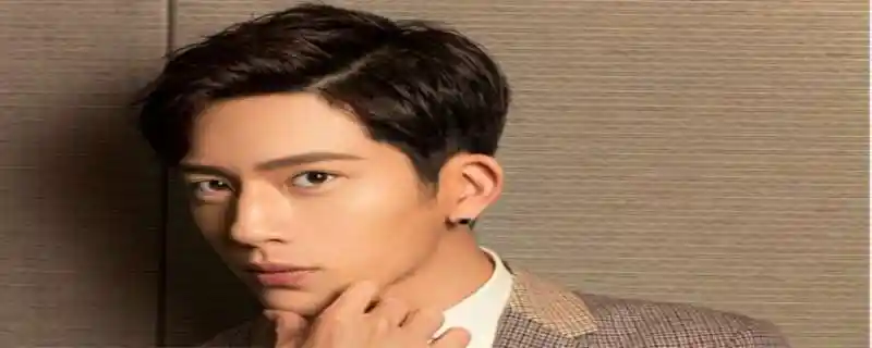 现在还没有女朋友.自出道以来,井柏然就与李恩倩,郑爽传出绯闻.