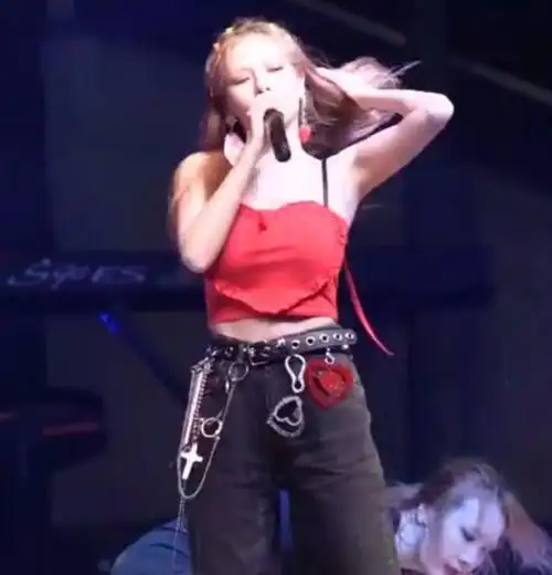 蝴蝶结散开事件之后,金泫雅衣服带子又断了__财经头条