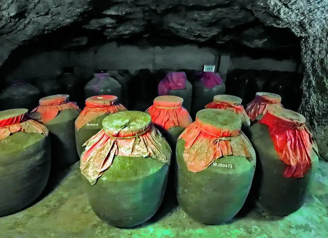 洞藏窖酒 地下窖藏的老酒,老酒窖有三层,各自存放不同的年份酒 - 抖音