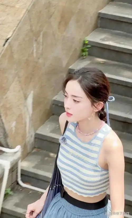 古力娜扎今日最新路透,原相机下皮肤白到发光,这头型堪称完美!