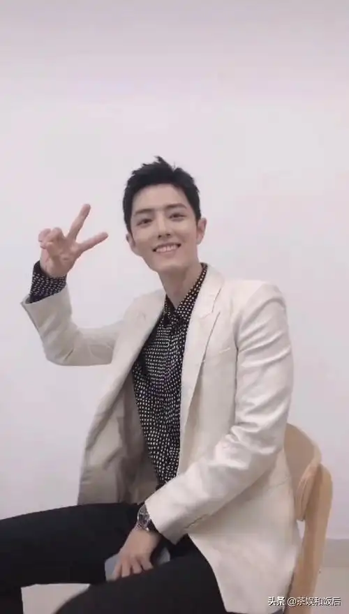 视频中是参加鹅厂星光大赏的第二套内场领奖的造型,对着镜头比剪刀手