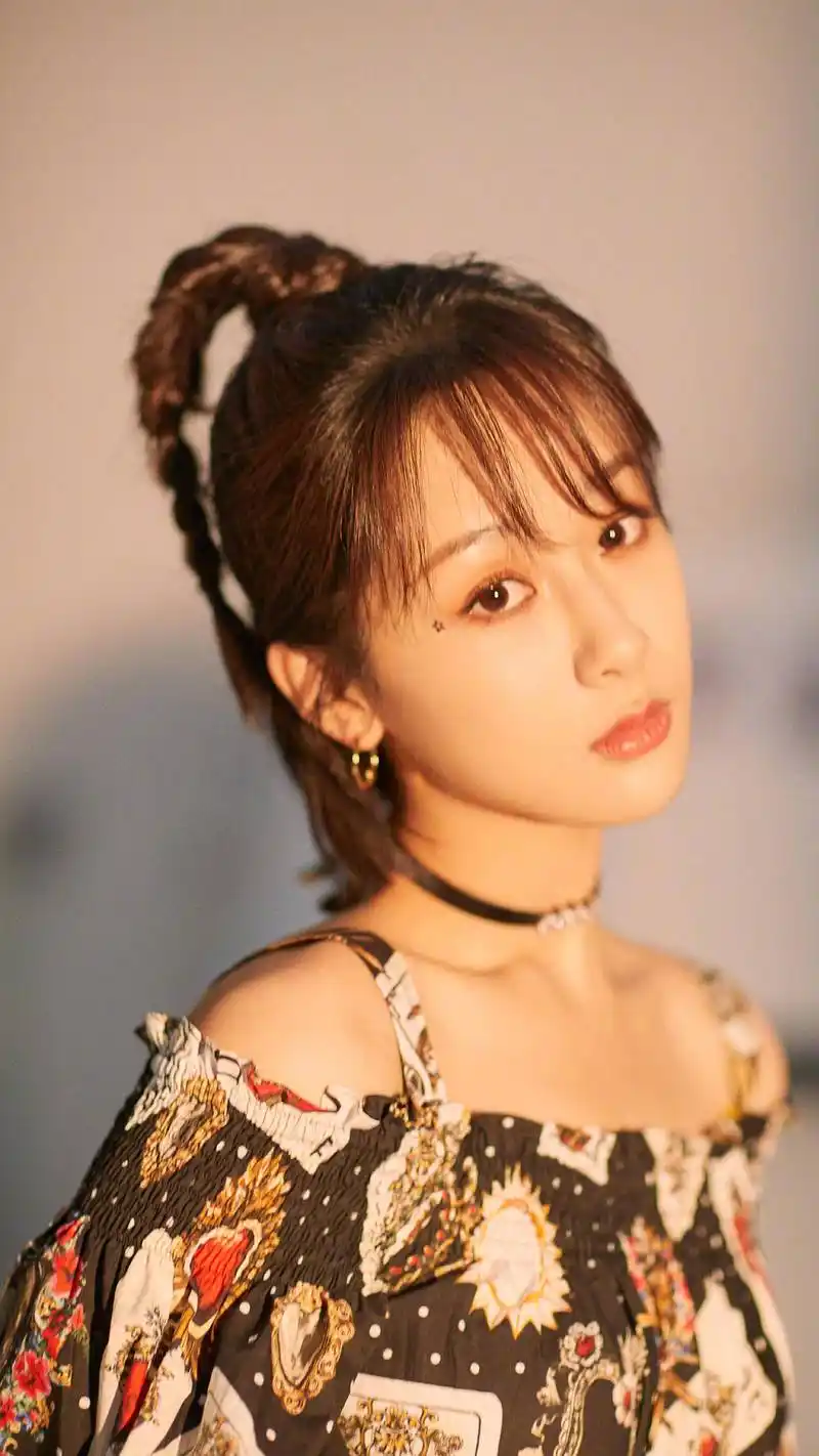 同一个世界同一个父母杨紫爸妈朋友圈都是杨紫未修图