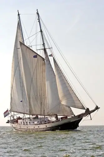 传统帆船航行在荷兰 ijsselmeer