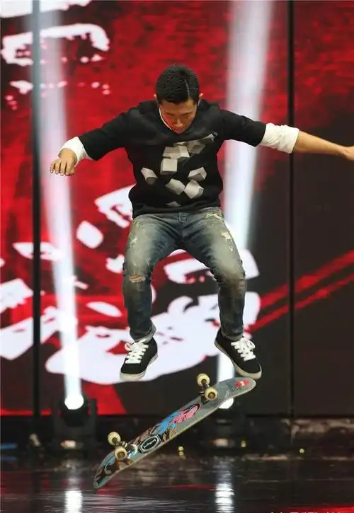 夏雨晒滑板炫技视频被粉丝调侃为不务正业的影帝