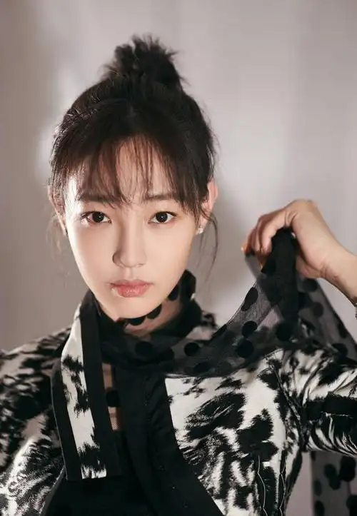 因一根手指被打回原形,曾获张艺谋盛赞的白百何,终究败给了欲望