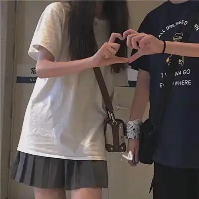 情头像情侣一左一右主要是半身的背影的