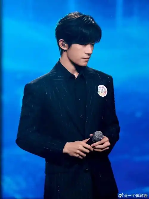 易烊千玺坠感条纹西装##易烊千玺青春男大