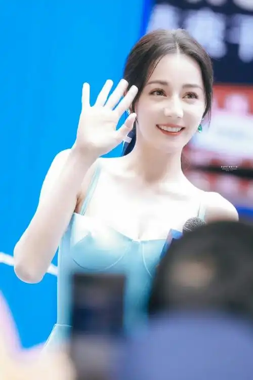 迪丽热巴蓝色丝绸吊带裙##迪丽热巴丝带马尾造型