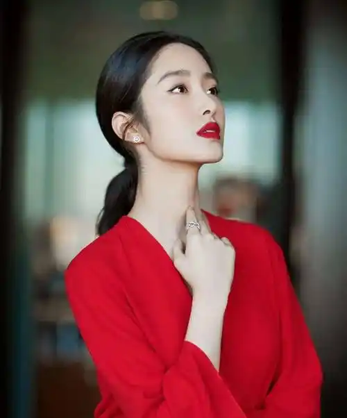 前不久,演员杨采钰在个人的社交账号上面晒出了一组近照.