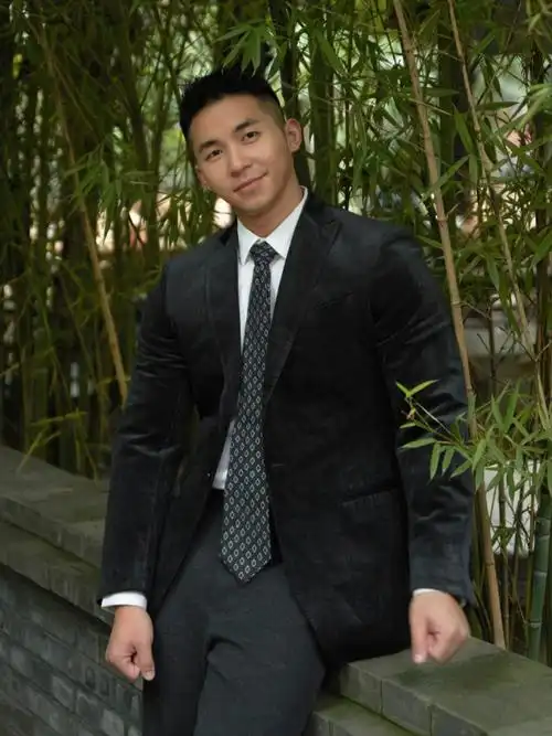 正装帅哥来啦冲呀