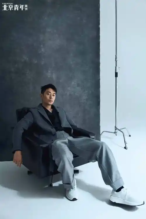 朱亚文杂志新封发布 温暖笑容松弛感十足