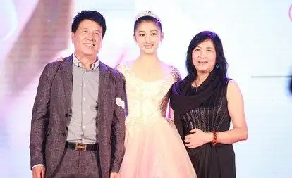 在这场以"感恩"为主题,又温馨十足的"成人礼"中,关晓彤再度重温"彤话