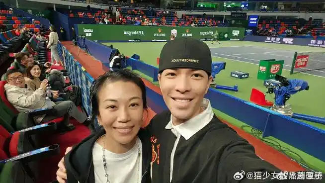 萧敬腾林有慧一起看网球赛##萧敬腾林有慧合照