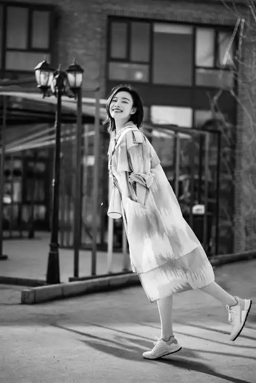 倪妮时尚街拍笑容更灿烂