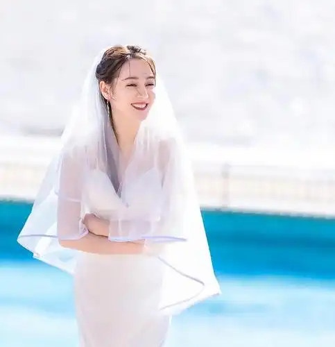 迪丽热巴飘纱鱼尾长裙,梦回"周放"婚纱造型,这身材真实存在?