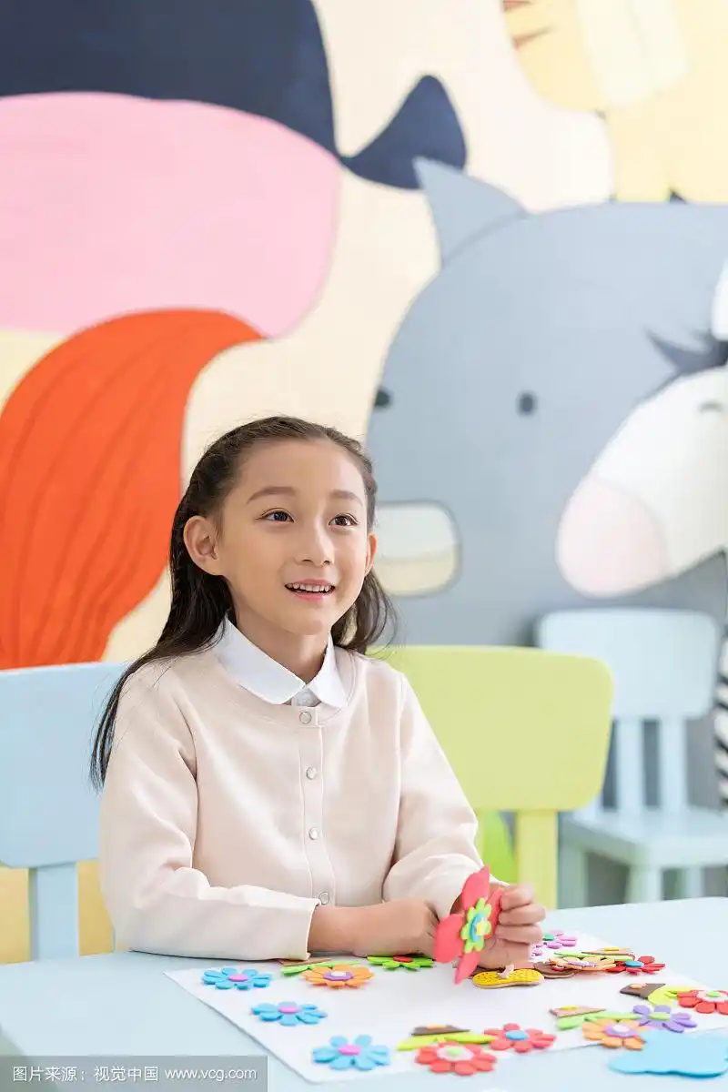 小朋友上手工课 正版图片素材