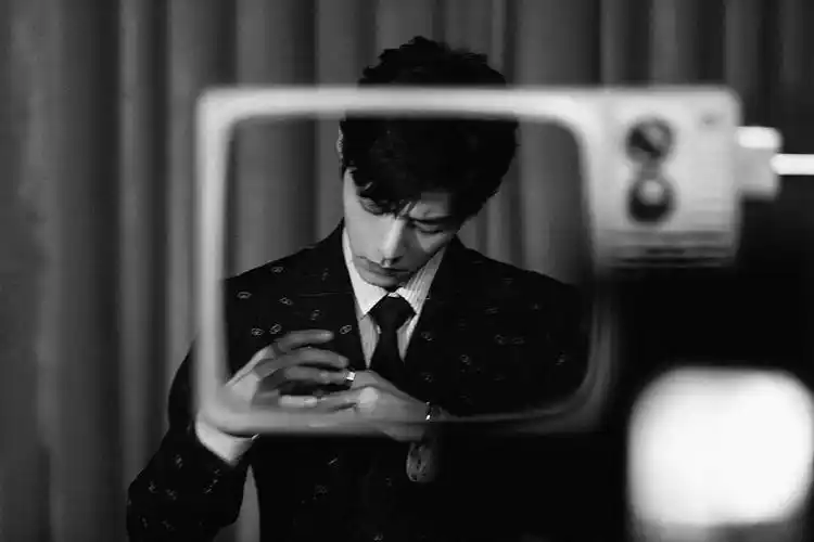 肖战黑白氛围感拉满,低眉儒雅,抬眼矜贵,每一帧都值得收藏__财经头条