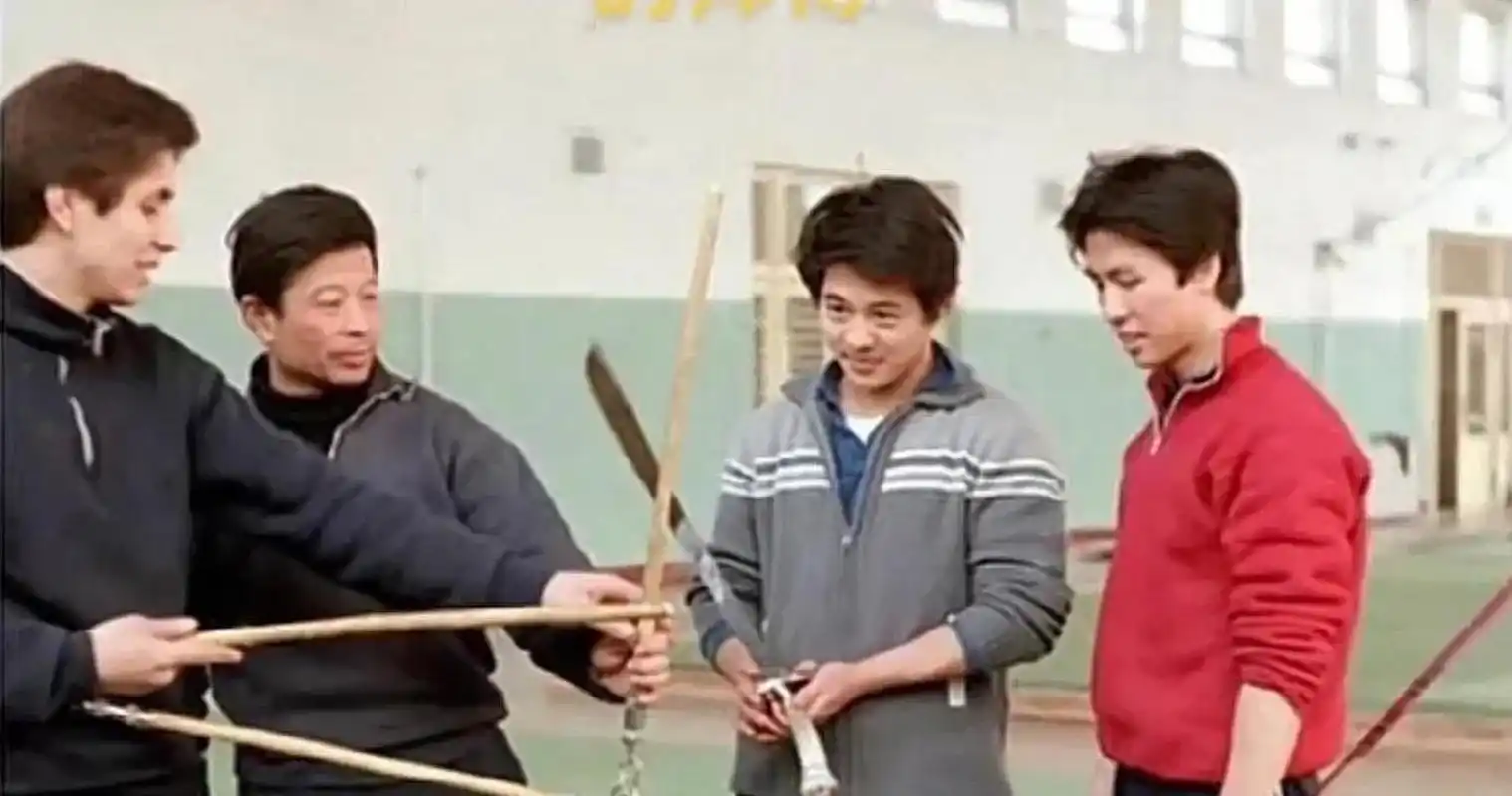 1978年,一张李连杰和甄子丹在北京武术队时年轻时的同框照片!