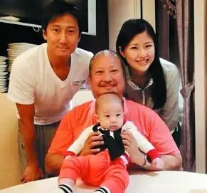 洪天明的老婆是2006年的港姐亚军周家蔚,两人在2012年3月结婚,在此