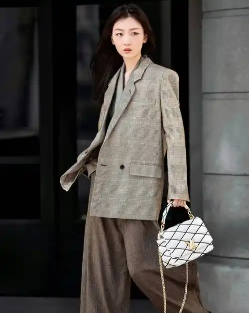 周冬雨开始走成熟路线,复古港风发型搭配男友风西装,御姐范十足_黑色