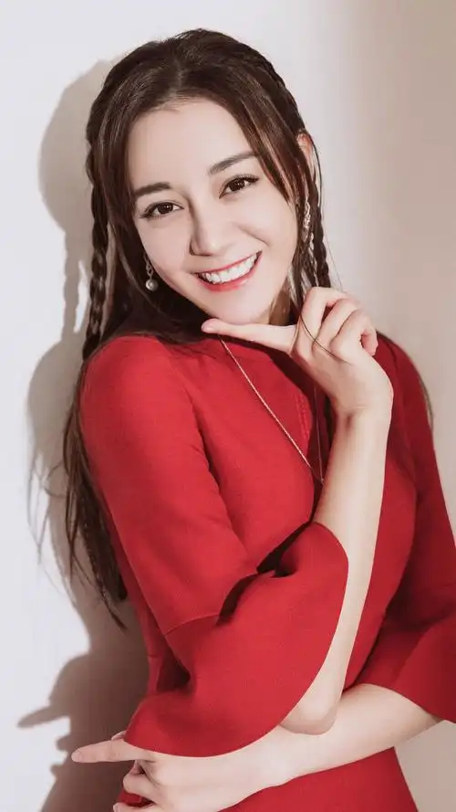 迪丽热巴新年写真手机壁纸图片