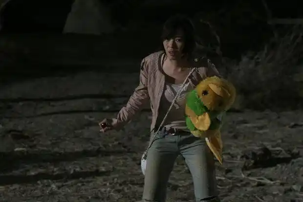 无人区女主角手里拿的是什么布偶