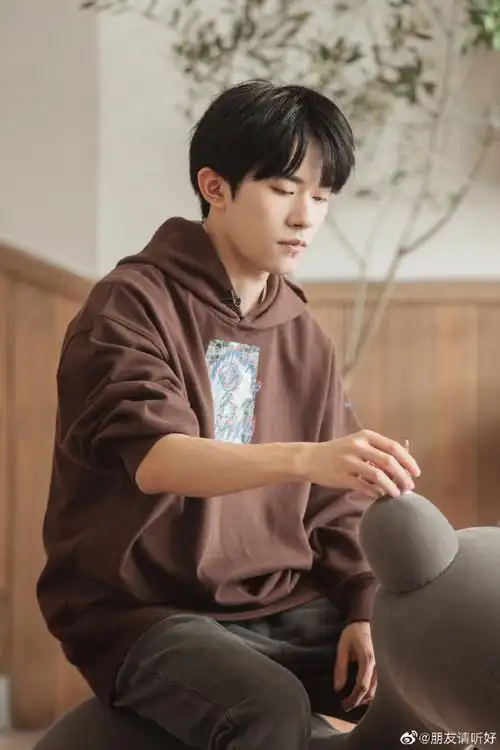易烊千玺《朋友请听好》剧照今天是棕色卫衣的弟弟,是不是可以听到