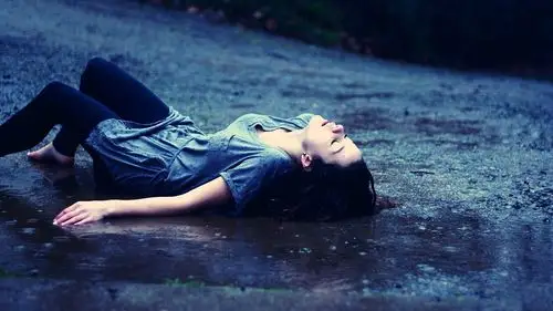 雨中伤感撑伞女孩