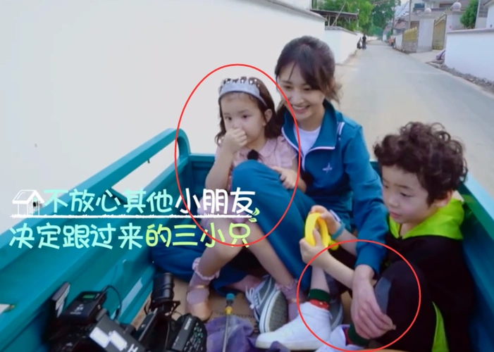 郑爽带着孩子坐三轮车,有谁注意她把孩子放在哪,情商一目了然
