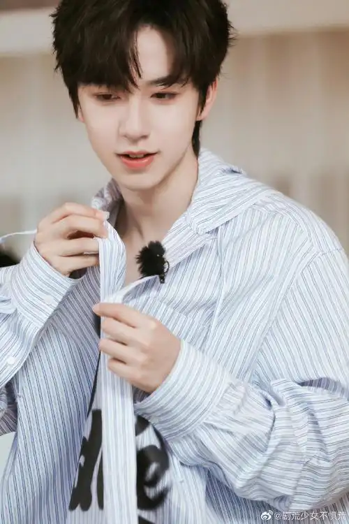 马甲花絮照#贺峻霖团综最新花絮照,牛仔马甲 白t造型,清爽帅气的小贺!