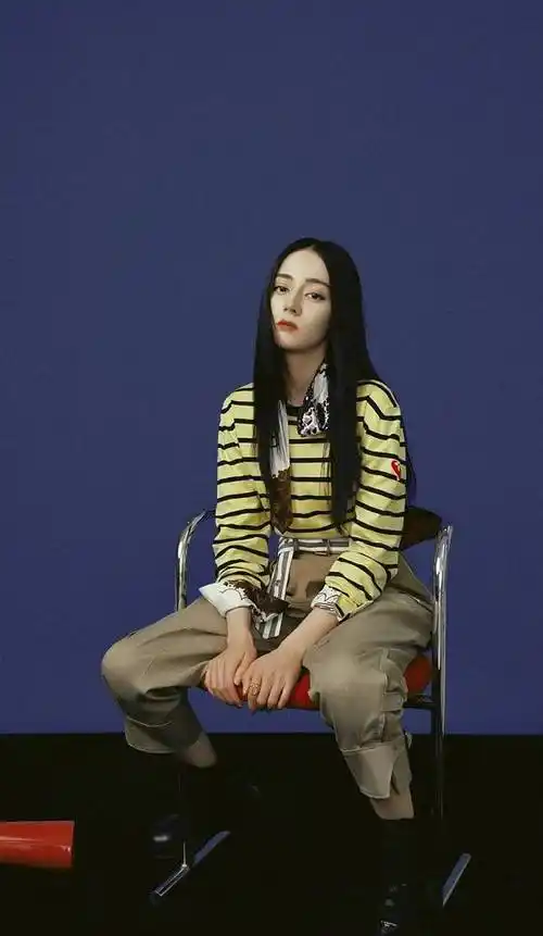 迪丽热巴穿西装高级感爆棚黄色紧身内搭凸显好身材超美