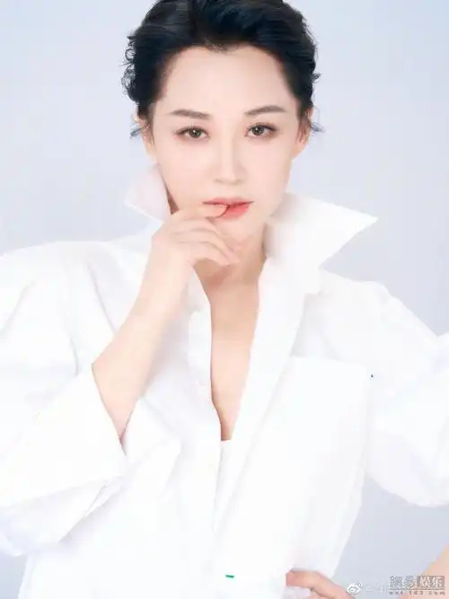 太绝了52岁许晴穿白衬衫半露香肩妩媚动人