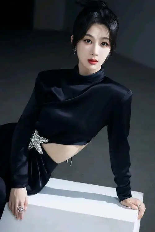 杨紫一袭黑色礼服裙:展现出复古的时尚感,网友直呼,真是太美了