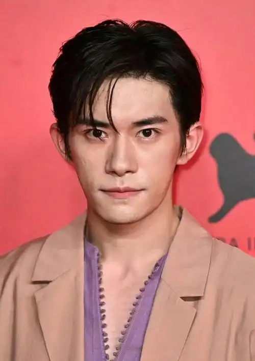 易烊千玺威尼斯电影节生图,这骨相怎么样?