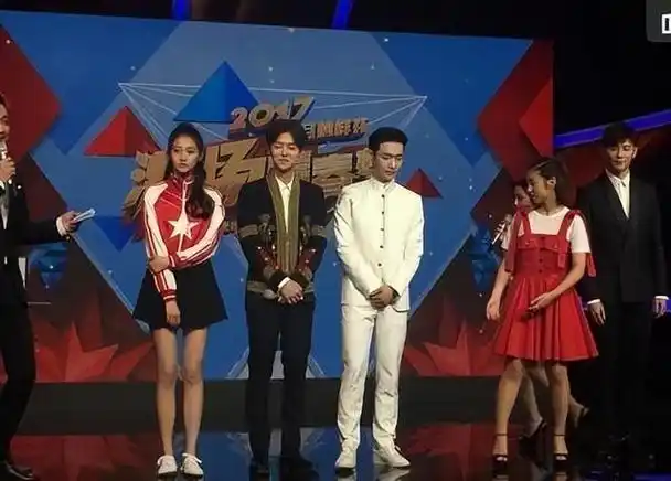 事实证明,和鹿晗挺过"七年之痒"的关晓彤,已经走上另一条道路