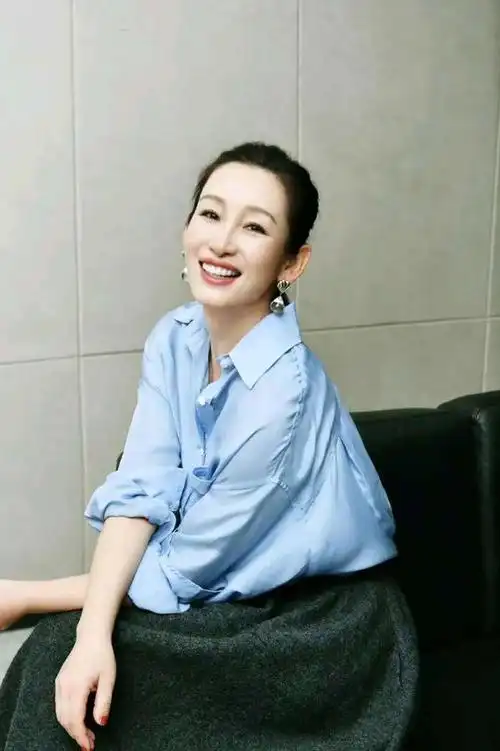 如果跟之前参与过《花少》的几个年龄相差不大的姐姐相比,秦海璐已经