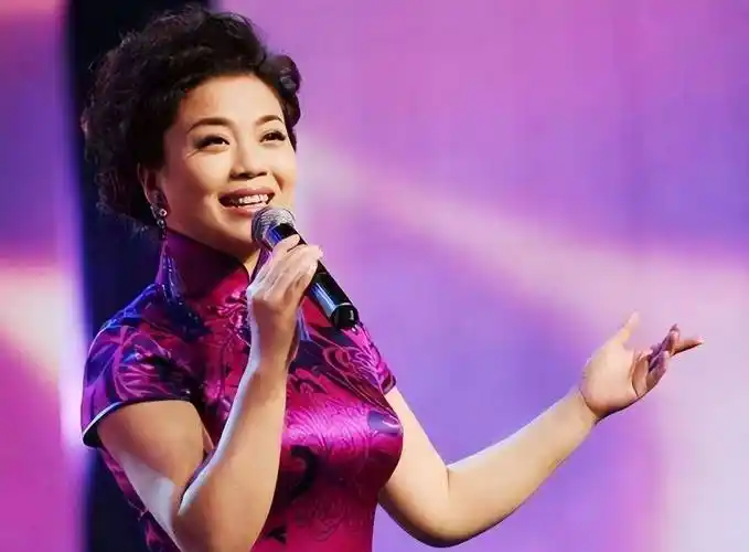 著名歌唱家张也,这个在舞台舞台唱了27年的女人,如今怎么样了?